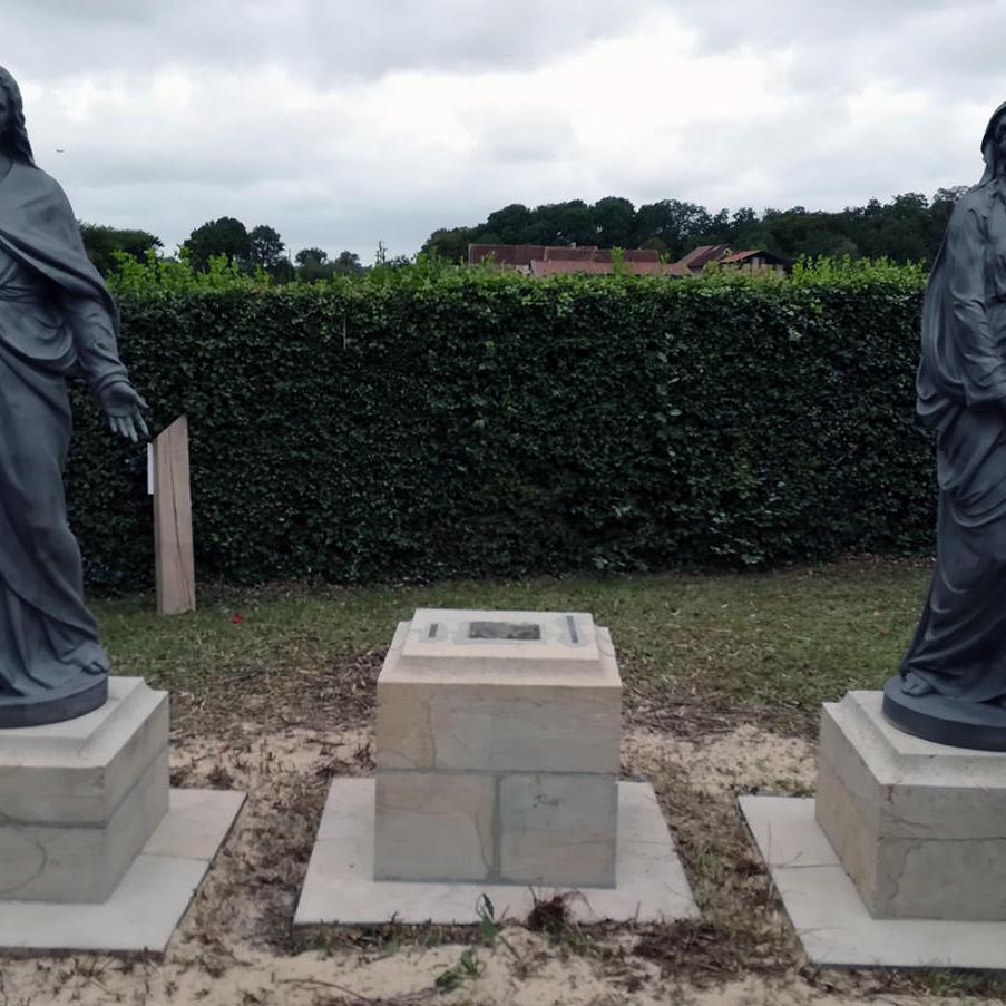 Personnages religieux à Sainpuits dans l'Yonne (Après sablage ...)